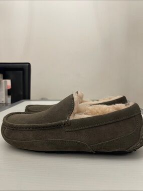 UGG WINTER ASCOT IN AN OLIVE SLIPPERS MENS SIZE 8
